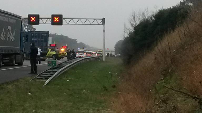 Ongeluk op de A2 (foto: Peter Krom)