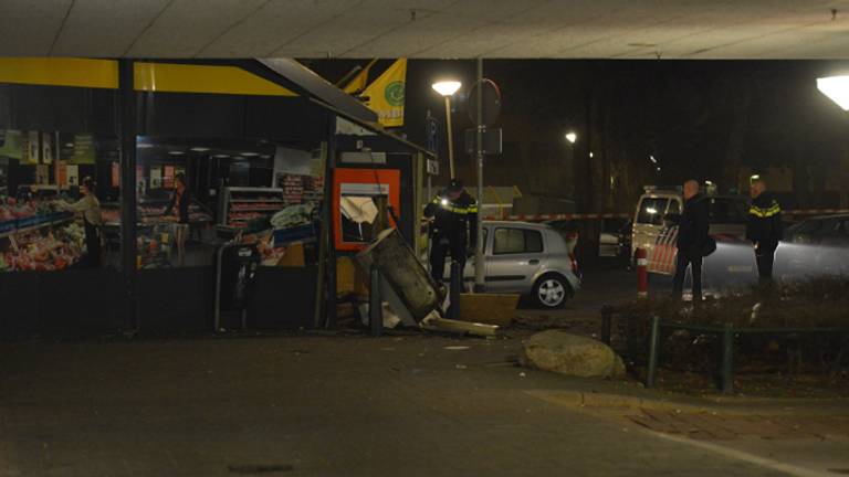 Onderzoek bij pinautomaat (foto: Perry Roovers / SQ Vision)