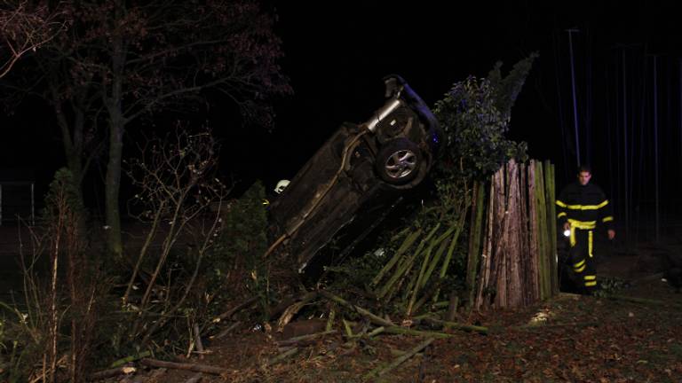 Auto tegen de boom (foto: Alexander Vingerhoeds / Obscura Foto)