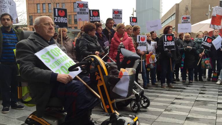 Thuishulpen Thebe protesteren in Tilburg tegen lager loon (foto: Raoul Cartens)