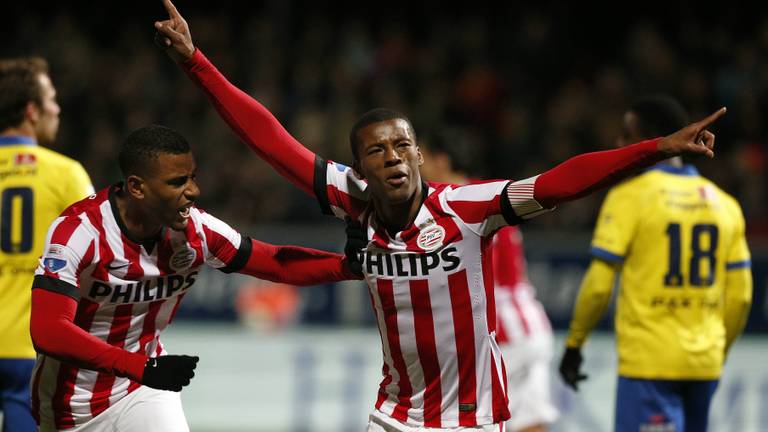 Georginio Wijnaldum juicht nadat hij PSV op een 1-0 voorsprong heeft gekopt (foto: VI-Images)