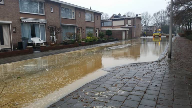 Gesprongen waterleiding Oss, zeventig huizen zonder water