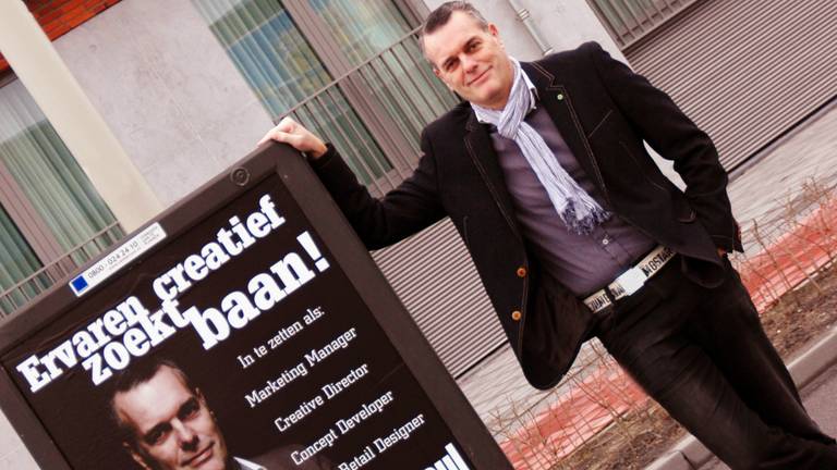 Jean Paul Mulder bij een van de opvallende borden in Bergen op Zoom.