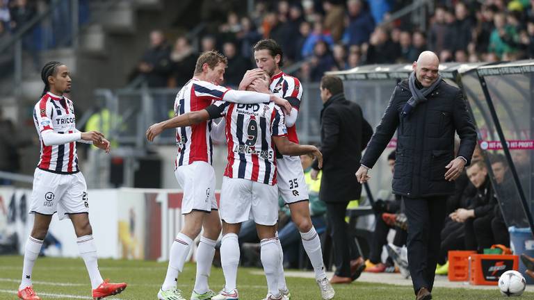 De fans van Willem II worden bedankt door de technische staf