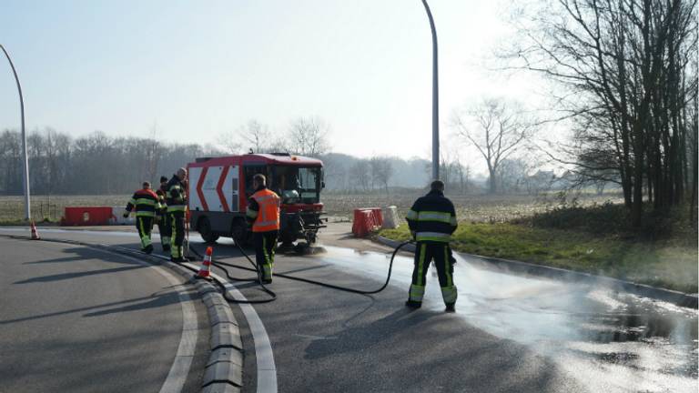 De brandweer maakt het wegdek schoon. (Foto: Martijn van Bijnen/FPMB).