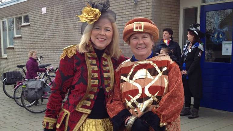 Van Toorenburg (l) viert ook graag carnaval (foto: Twitter/Madeleine van Toorenburg)