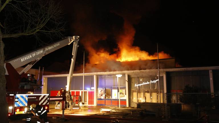 Brand bij voormalige dierenwinkel (foto: Thymen Stolk)