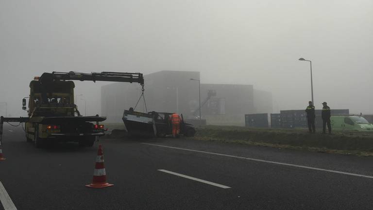 Aanhanger met zand en grind gekanteld op A58 bij Tilburg. (foto: Gabrina Kikkert)