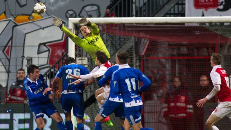 Wouter van der Steen van Helmond Sport houdt de bal tegen (foto: VI Images)