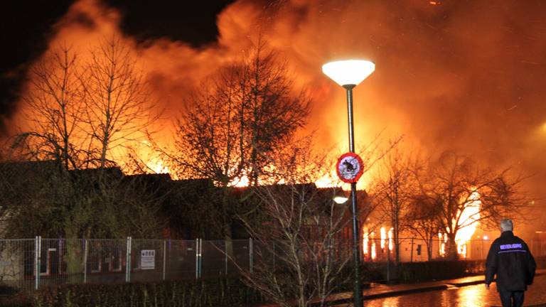 Asbest vrijgekomen bij brand in leegstaande school Zeeland, brandweer nog druk met nablussen