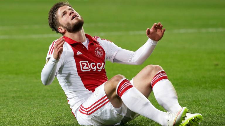 Lasse Schöne werpt zijn handen ten hemel, het gat lijkt te groot. (Foto: VI Images)