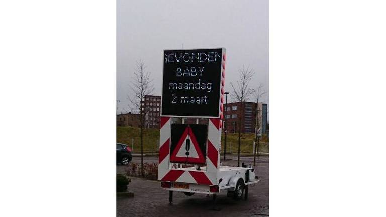 De politie heeft een lichtkrant geplaatst bij de plek waar de baby is gevonden.  (foto: Politie)