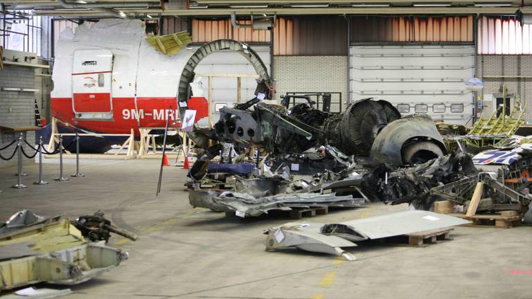 Wrakstukken in de hangar (foto: Ginopress)