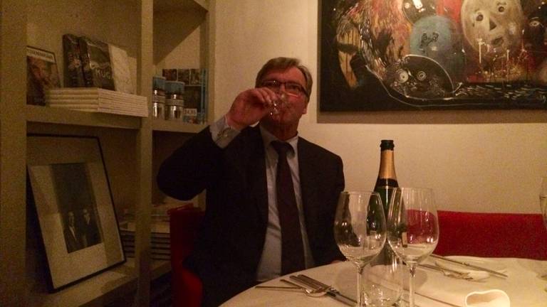 Bob Bron heft het glas (foto: Floyd Aanen)