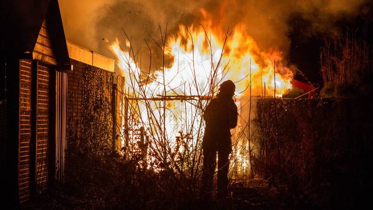 Berging in brand in Wouwse Plantage. (foto: Alexander Vingerhoeds/Obscura Foto)