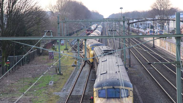 Een van de treinen raakte uit de rails (foto: Rob Engelaar)