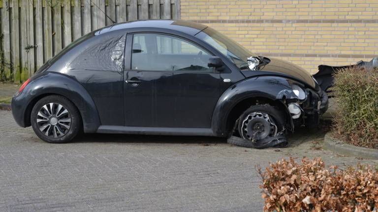 De beschadigde Volkswagen Beetle (foto: Perry Roovers / SQ Vision)
