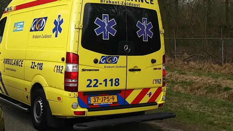Ambulance ter plekke in buitengebied (foto: @politiereusel / Twitter)