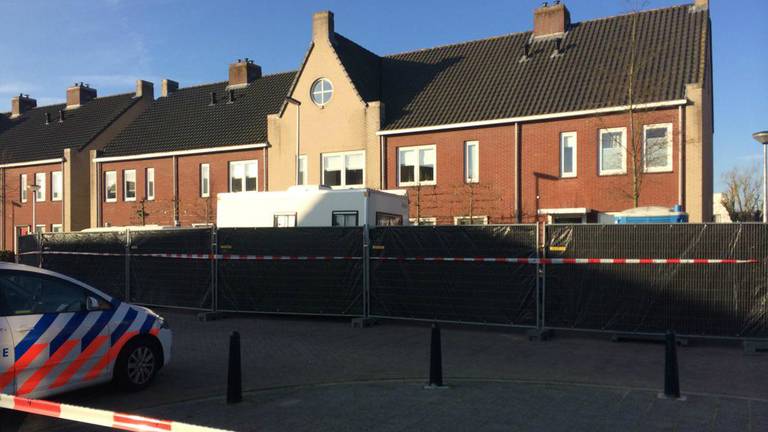 Onderzoek bij het huis (foto: Floyd Aanen)