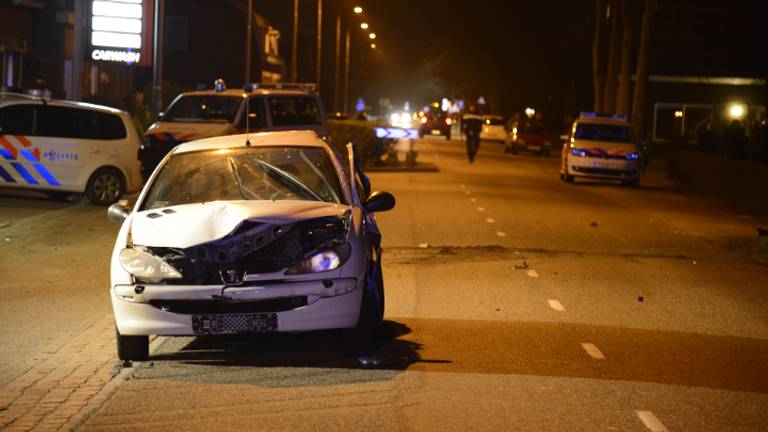 De auto raakte beschadigd. (foto: SQ Vision)