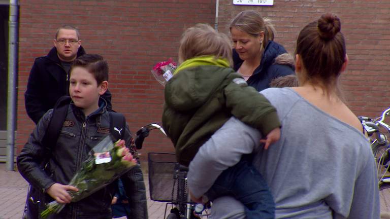 Ouders met bloemen naar basisschool De Arenberg in Zevenbergen voor Melda Çelik (9) uit Etten-Leur