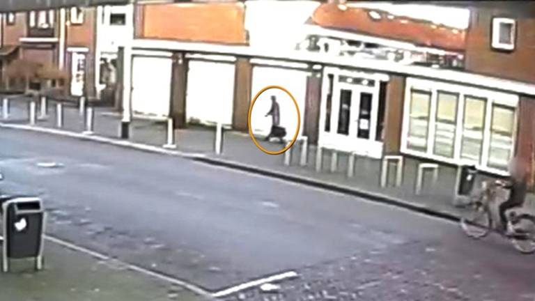 De mogelijke verdachte die de tas met de baby achterliet (Foto: politie)