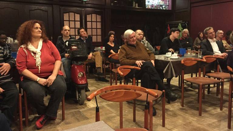 Zo'n dertig mensen kwamen op de verkiezingsavond van SP af