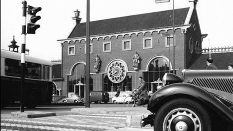 Het oude station van Den Bosch met klok