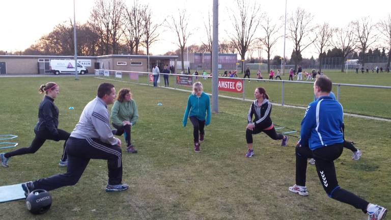 Ouders aan het bootcampen terwijl de kinderen hockeyen (Foto: Ferenc Triki)