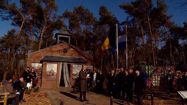 Uden onthult monument opvangkamp Vluchtoord