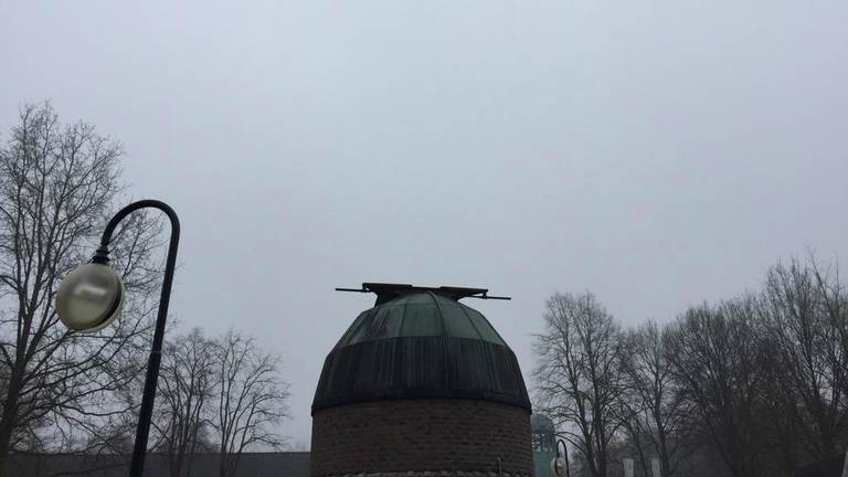 Geen zonsverduistering maar slechts een grijze lucht in Brabant
