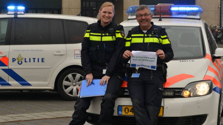 Onder meer bij het politiebureau Chasséveld in Breda stonden de sirenes en lichten aan. (Foto: Perry Roovers/SQ Vision).