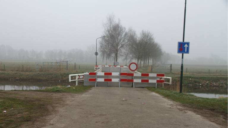 De brug bij de Hackerom in Keldonk wordt vervangen. (Foto: Bert van Kasteren/GinoPress)