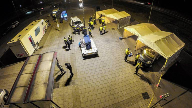 De controle op parkeerplaats de Tol. Foto Mathijs Bertens/Stuve Fotografie
