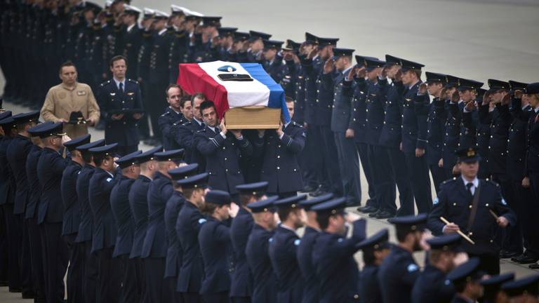 De lichamen van de omgekomen militairen kwamen aan op vliegbasis Eindhoven (foto: ANP)