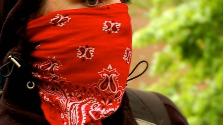Iemand met een rode bandana (archieffoto)