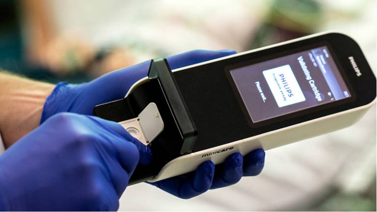Het draagbare Philips-apparaat voor een bloedtest