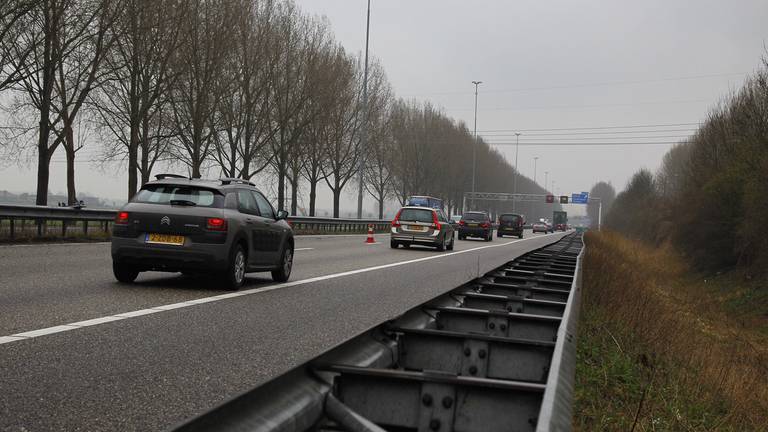 Rijstrook afgesloten na ongeval op A27. (foto: Marcel van Dorst:SQ Vision)