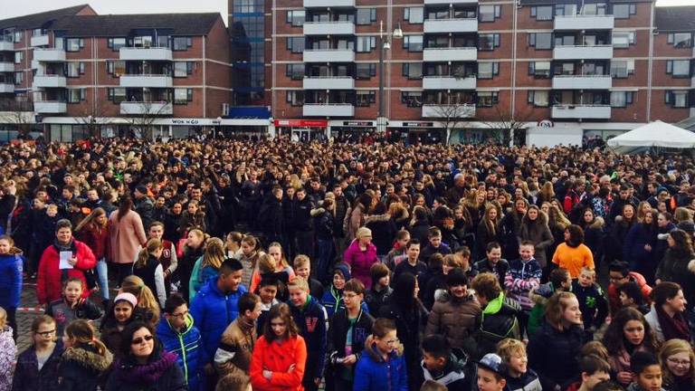 3000 scholieren halen recordpoging door 'Heal The World' te zingen in Veldhoven: 'missie geslaagd'