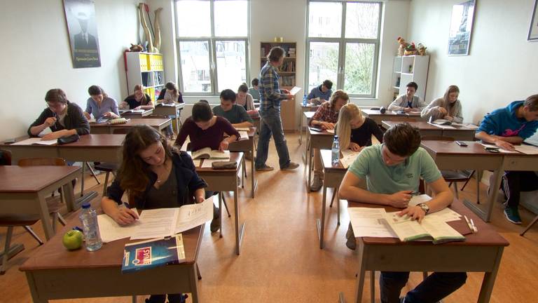 Leerlingen van het Stedelijk College in Breda maken een toets