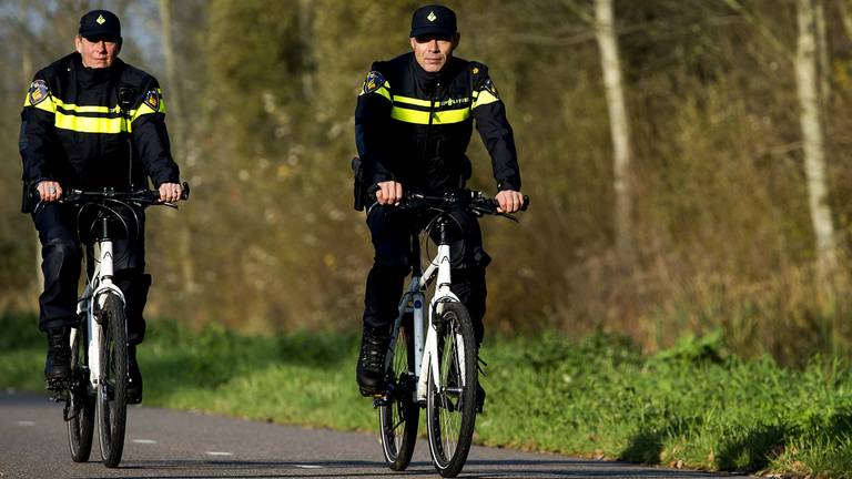 Snooze Trolley dik Man (21) steelt politiefiets onder de ogen van agenten in Helmond - Omroep  Brabant