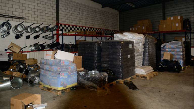 De drugs werden gevonden in een bedrijfspand aan de Nieuwe Bredasebaan (Foto: Rob de Haas/Mainstay Media Breda)