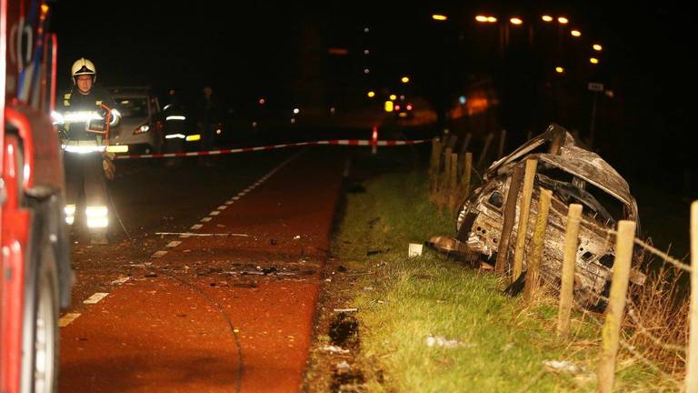 Het ongeluk vlak over de grens in Gelderland (foto: Bart Meesters/Meesters Multi Media)