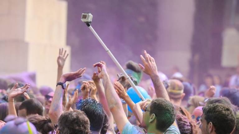Selfiestick op een festival (foto: @CapitalXTRA / Twitter)