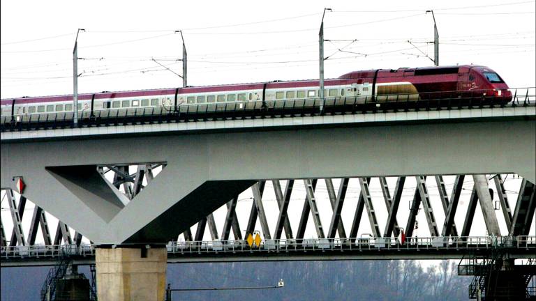 HSL-lijn over Moerdijk-burg (Foto: Archief)