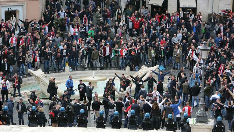 Feyenoordfans vernielden de Barcaccia-fontein van Bernini voor aanvang van de Europa Leaguewedstrijd tegen AS Roma. (Foto: ANP).