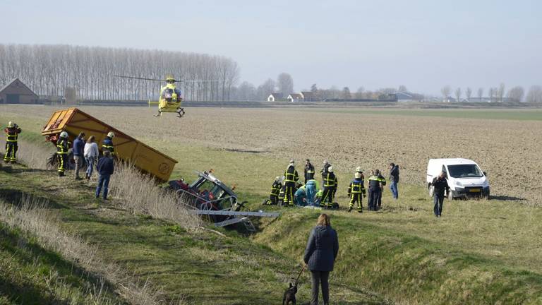 Een traumaheli bracht de man naar een ziekenhuis. (Foto: Marco Verhage/SQ Vision)