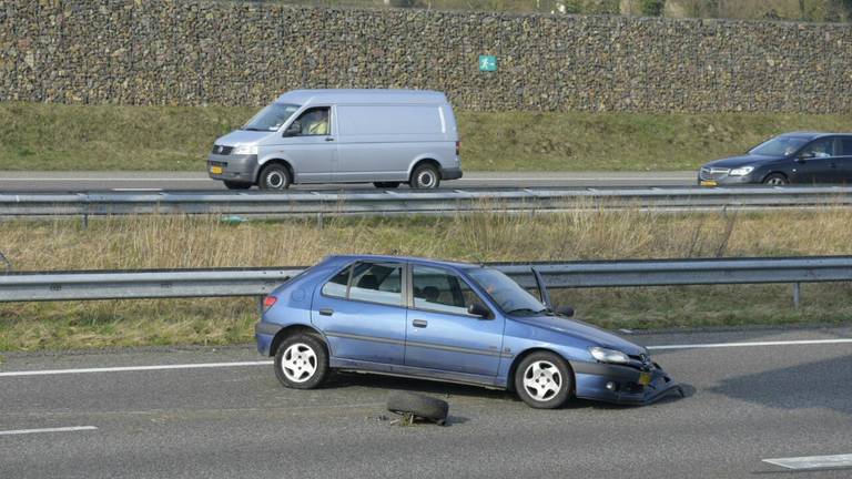 Ongeluk op de A58. (foto: Tom van der Put/SQ Vision)