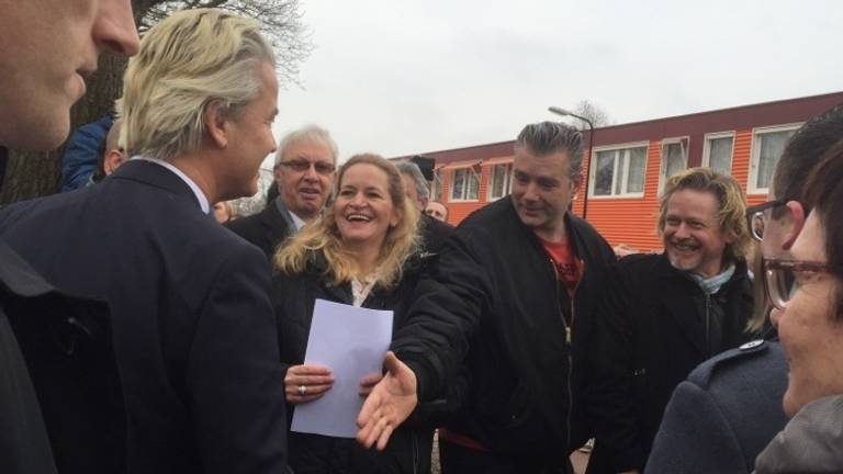Geert Wilders praat met Eindhovense omwonenden azc: 'Veel oprechte zorgen'