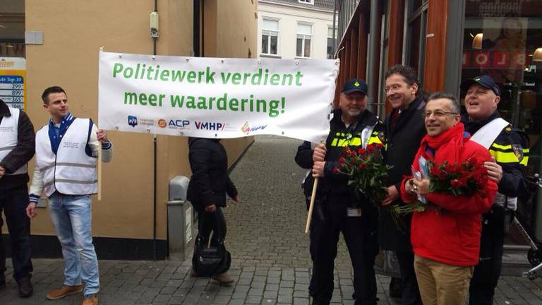 Dijsselbloem gaat met agenten op de foto (Bron: Politievakbond ACP) 